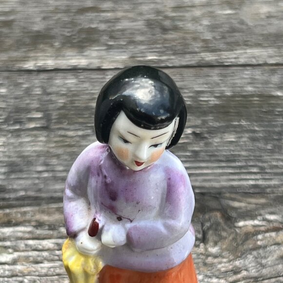 VINTAGE PORCELAIN JAPANESE FIGURINE Woman Umbrella 3.5” Asian Japan Makers Mark - Picture 3 of 10